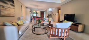sala de estar con sofá y mesa en Modern Villa with Private Pool at Anahita Golf Resort en Beau Champ