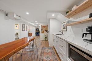 une cuisine avec comptoirs blancs et comptoir en bois dans l'établissement Newly Remodeled Bight & Cozy Basement Apartment, à Camas
