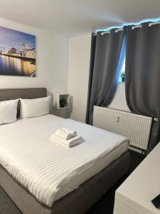 - une chambre avec un lit blanc et une fenêtre dans l'établissement dreams Düsseldorf, à Düsseldorf