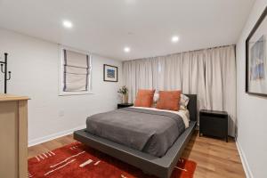 - une chambre dotée d'un lit avec des oreillers orange dans l'établissement Newly Remodeled Bight & Cozy Basement Apartment, à Camas