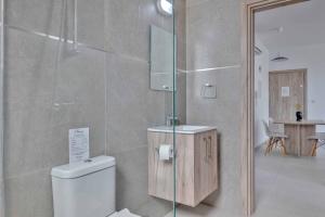 y baño con aseo y ducha acristalada. en Phaedrus Living: Eolus Residences Aphrodite, en Strovolos