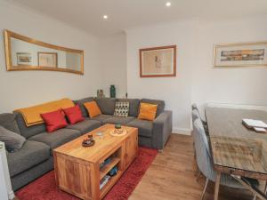 - un salon avec un canapé et une table dans l'établissement 16 Devonshire Drive, à Scarborough