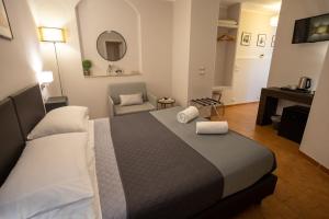 una camera d'albergo con letto e sedia di Helios Assisi ad Assisi