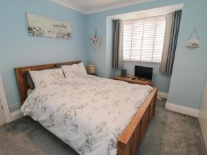 - une chambre avec un grand lit et une fenêtre dans l'établissement 16 Devonshire Drive, à Scarborough