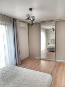 sypialnia z dużym lustrem przed łóżkiem w obiekcie Luxury Home in Vilnius w Wilnie