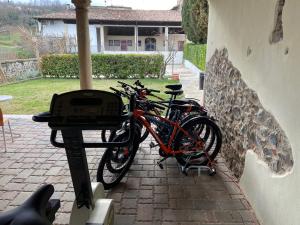 uma bicicleta está estacionada ao lado de uma parede em Ca' Masieri Hotel em Trissino