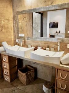 Koupelna v ubytování Le Jas de Joucas Hôtel-Restaurant