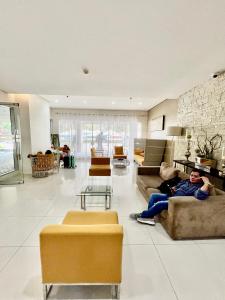 Posezení v ubytování Huge 2BR Condo in IT Park Cebu