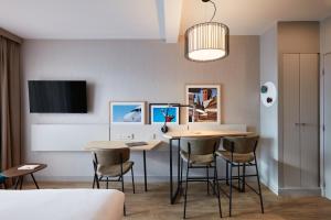 a dining room with a table and chairs at Aparthotel Adagio Original Toulouse Centre La Grave in Toulouse