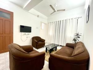 a living room with two chairs and a tv at Luxurious 2 BHK Villa AniRah Homes 2 minutes to beach in Colva