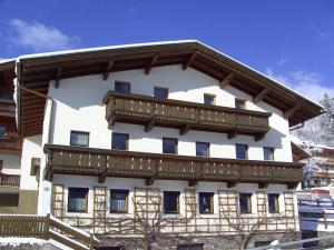 een gebouw met een balkon aan de zijkant bij Ferienwohnung Sporer in Hippach
