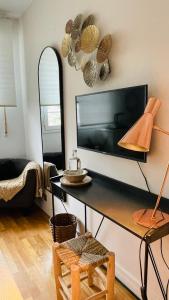 uma sala de estar com uma mesa e um espelho em Estilosa casa golf em Gorraiz