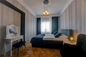 sypialnia z łóżkiem, biurkiem i lustrem w obiekcie APARTAMENTY w mieście Przemyśl