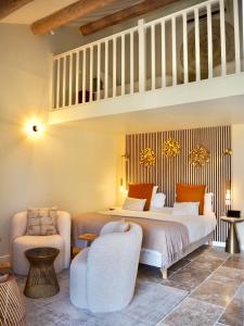 Postel nebo postele na pokoji v ubytování Le Jas de Joucas Hôtel-Restaurant + 37 fotografií