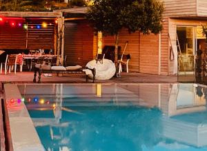 una piscina di fronte a una casa di 1,2,3 soleil a Porticcio