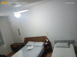 um quarto com duas camas com um cão deitado na cama em Apartamento Centro Belo Horizonte em Belo Horizonte