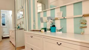 bagno con bancone, lavandino e specchio di B&B La Casa in Centro ad Ancona