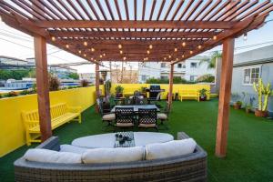 patio z drewnianą pergolą, stołem i krzesłami w obiekcie Urban Classic! 2BR with rooftop in heart of SD w mieście San Diego