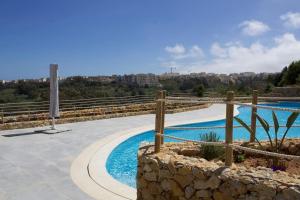 Басейн в Lovely home with beautiful view with communal pool by 360 Estates або поблизу