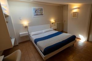 Postel nebo postele na pokoji v ubytování Helios Assisi