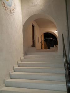 un conjunto de escaleras en un edificio con pasillo en B&B Vivi l'Attimo, en Campodenno