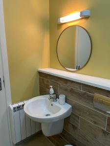 La salle de bains est pourvue d'un lavabo et d'un miroir. dans l'établissement 2 Bedroom apartment Park Lodge, à Enniscorthy