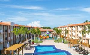 塞古罗港Ondas Praia Resort的一个带游泳池和游乐场的度假胜地
