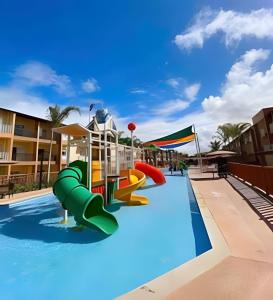 - une piscine dans un complexe avec un parc aquatique dans l'établissement Ondas Praia Resort em Porto Seguro, à Porto Seguro