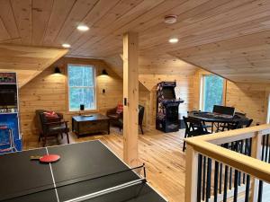 una habitación con mesa de ping pong en una cabaña en Redwood - Lakeside Cabin, en Bradford