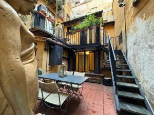 ローマにあるΩlimpiα Apartmentのパティオ(テーブル、椅子付)