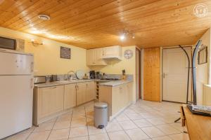 A kitchen or kitchenette at Gîte Le Penatsot