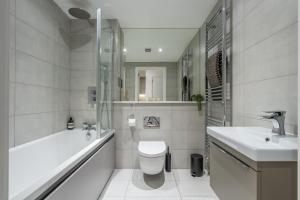 y baño con aseo, bañera y lavamanos. en Fabulous, Modern Apartment, Solihull en Olton