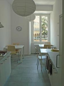 una cocina con mesas y sillas y un reloj en la pared en B&b Il Sampietrino Dei Cavalleggeri, en Roma