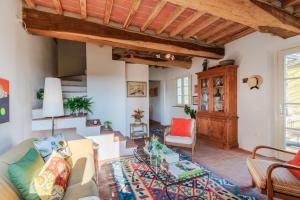 uma sala de estar com um sofá e uma mesa em Casa Noscali al Borghetto em Collodi