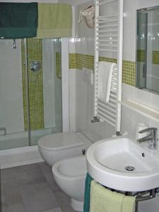 a bathroom with a sink and a toilet and a shower at B&b Il Sampietrino Dei Cavalleggeri in Rome