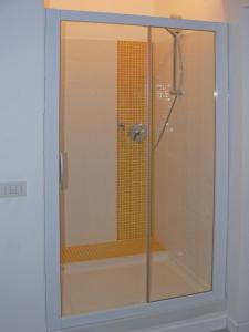 y baño con ducha y puerta de cristal. en B&b Il Sampietrino Dei Cavalleggeri, en Roma