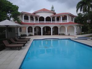 サン・フェリペ・デ・プエルト・プラタにある6 Bedroom Villas at Luxury All-Inclusive Resortの大きな家(目の前にスイミングプールあり)