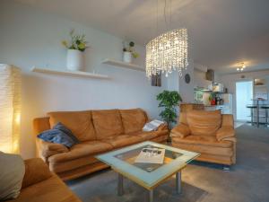 een woonkamer met een bank en een tafel bij 143 Fewo-Südstrand-mit-Meerblick in Wilhelmshaven