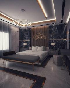 1 dormitorio con 1 cama grande en una habitación en Special Apartment VIP HILTTON, en Baku