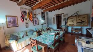 sala de estar con mesa y sofá en Agriturismo Podere Tegline en Radda in Chianti