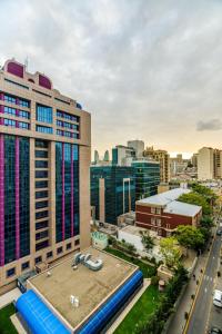 - Vistas al perfil urbano de los edificios en Special Apartment VIP HILTTON, en Baku