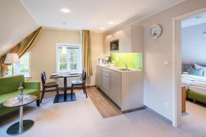 a small room with a kitchen and a bedroom at Hotel Am Kloster in Wienhausen