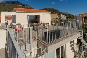 een balkon met uitzicht op een huis bij Casa Selvaggio Blu in Santa Maria Navarrese