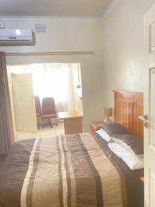 um quarto com uma cama, uma secretária e uma janela em Hilton inn em Ladysmith
