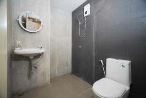 a bathroom with a toilet and a sink and a mirror at โกอินน์ สีลม - สถานีรถไฟฟ้าเซนต์หลุยส์ GO INN Silom - BTS Saint Louis in Yan Nawa