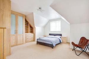 A bed or beds in a room at Modern 5 Bedroom House with Free Parking. Only 30 mins to Bond Street