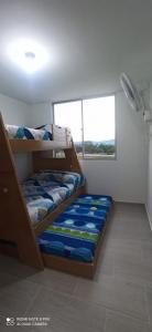 2 beliches num quarto com uma janela em Puerto Azul- Club House. em Ricaurte