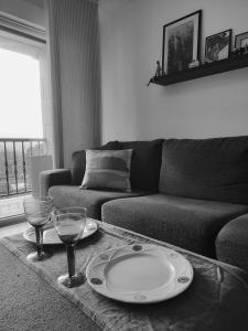 een woonkamer met een tafel met een bord en wijnglazen bij SOLPOR in Silleda