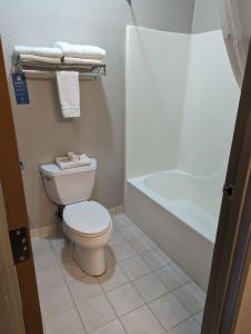 een badkamer met een toilet en een bad bij Days Inn & Suites by Wyndham Castle Rock in Castle Rock