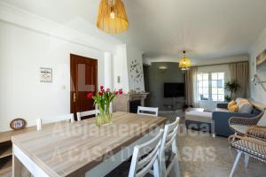 een woonkamer en eetkamer met een tafel en stoelen bij Casa Sardine by ACasaDasCasas in Ericeira